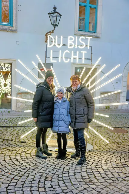 „Du bist Licht!“ Diese Botschaft können BesucherInnen des Christkindlmarktes am Grazer Färberplatz sich von einem Lichtengel zusprechen lassen. Die Katholische Kirche Steiermark hat diesen „Fotopoint“ gestaltet. | Foto: Neuhold