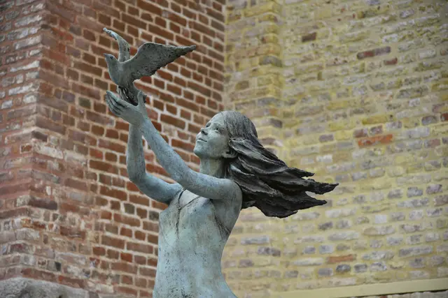 Loslassen: Statue eines Mädchens, das einen Vogel frei lässt. 
 | Foto: Alexandre Alex / unsplash