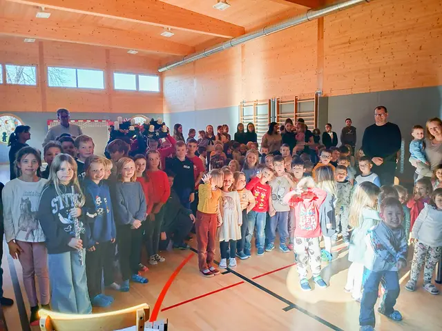 Deutsch Tschantschendorf. Pfarrer Kurt Aufner feierte gemeinsam mit den Kindern der Volksschule und des Kindergartens die Adventkranzsegnung im Turnsaal.