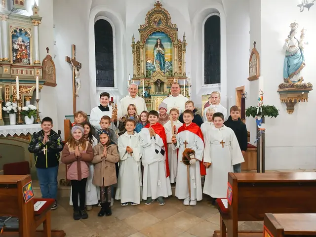 Deutsch Tschantschendorf. Die Kinder der VS brachten sich mit Texten und dem Martinspiel in die hl. Messe ein. Im Anschluss gab es Martinskipferl und Gansl.