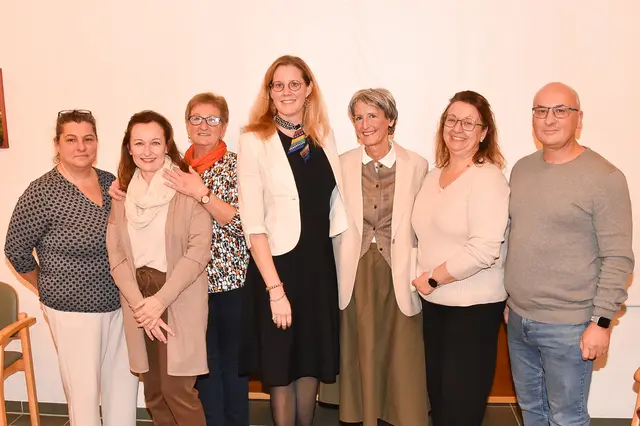 Güssing. Im ÖJAB-Haus St. Franziskus wurde das Amt der jetztige Heim- und Pflegedienstleitung Elisabeth Muhr (3. v. re.) an die künftige Leiterin Julia Preissecker (4. v. re.) übergeben.
