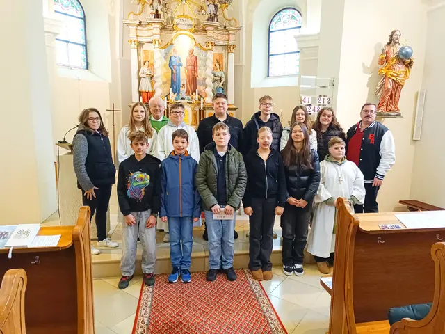 Baumgarten. Pfarrmoderator Johann Karall feierte den Vorstellungsgottesdienst mit den Firmlingen.