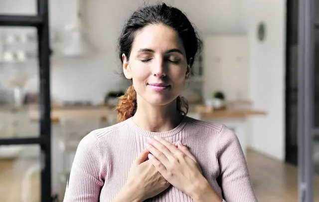 Gesten sind Symbol und Handlung in einem – wie die Hände in Dankbarkeit ans Herz zu legen.  | Foto: fi zkes/ Adobe Stock