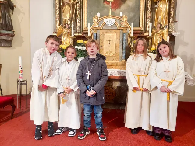 Piringsdorf. Am Christkönigsonntag wurde die Ministrantenaufnahme mit Pfr. Michael Brien gefeiert.
