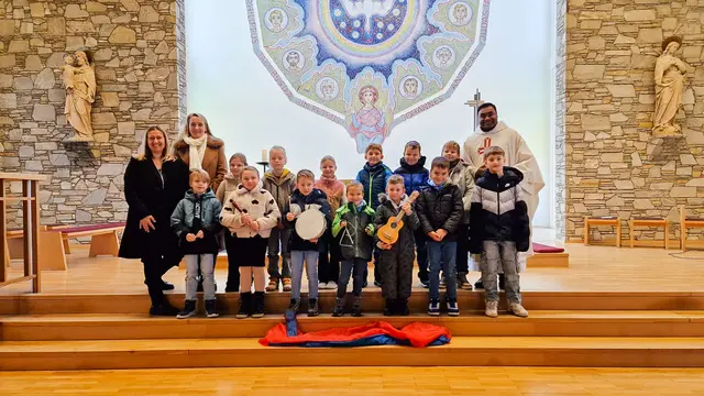 Wiesen. 13 Erstkommunionkinder bereiten sich zum Thema „Ich bin ein Ton in Gottes Melodie“ auf die Erstkommunion vor. Am Christkönigsonntag präsentierten sie sich bei der hl. Messe mit Pfarrer Jomon Joseph Thondickakuzhiyil.