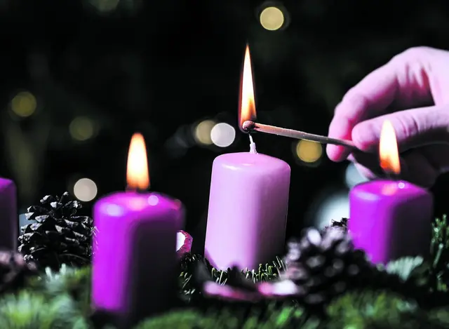 Die Kerze in Rosa kündet von Vorfreude.  | Foto: Erzdiözese Salzburg (eds)/Hiva Naghshi