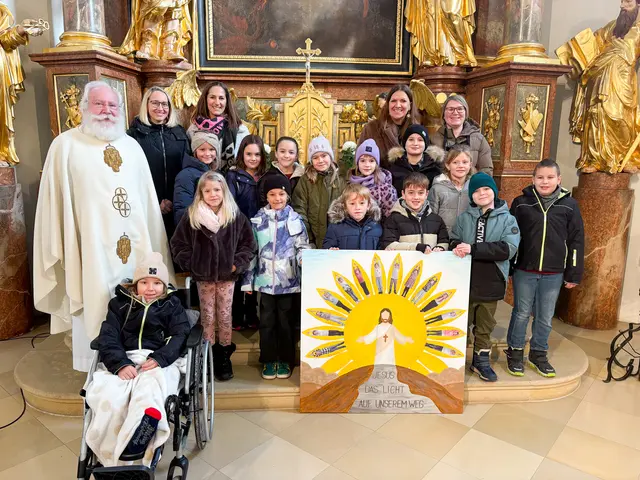 Marz. Am Christkönigsonntag stellten sich die Erstkommunionkinder im Gottesdienst der Pfarrgemeinde vor. Mit Texten und Liedern gestalteten sie mit ihrer Religionslehrerin Helga Gruber diesen mit. Es war der Auftakt zur Vorbereitung auf die Erstkommunion. Die Kinder werden sich in zwei Gruppen mit jeweils zwei Tischmüttern auf das Fest vorbereiten. Die Erstkommunion wird unter dem Motto „Jesus, du bist das Licht auf unserem Weg“ stehen.
