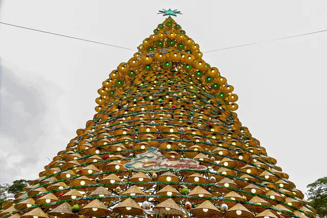 Ein Weihnachtsbaum aus 2000 traditionellen Kegelhüten in Da Nang/Vietnam. | Foto: Adobe Stock