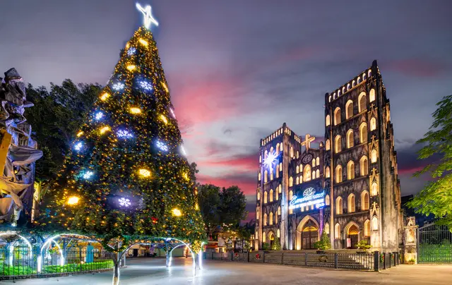 Aufwendig geschmückte Weihnachtsbäume laden in Vietnam zum Verweilen ein. Etwa bei der Saint Joseph’s Cathedral Church in Hanoi/Vietnam. | Foto: Adobe Stock
