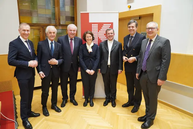 Beim Adventgespräch des Dr.-Karl-Kummer-Instituts am 8. Dezember: (v. l.) Josef Pesserl, Josef Riegler, Hermann Schützenhöfer, Hedwig Unger, Weihbischof Johannes Freitag, Matthias Tschirf und Obmann Klaus Poier. | Foto: Johannes Steiner