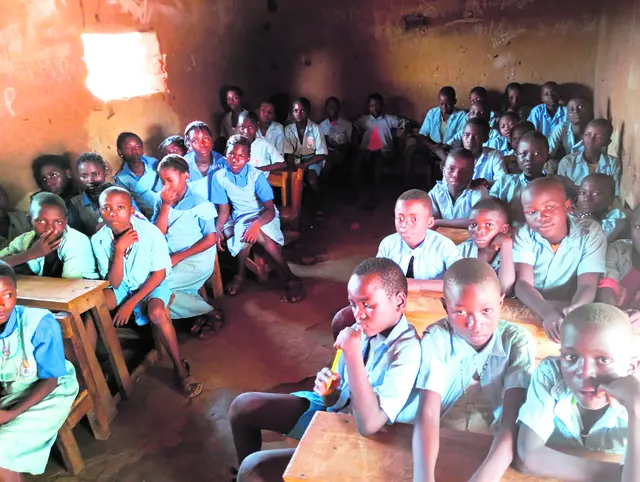 Schülerinnen und Schüler in einem engen Klassenraum in Chip, Nigeria. | Foto: Missio