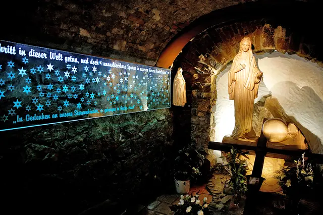 Licht in der Finsternis: Sternenkind-Gedenken in der Friedensgrotte in St. Ruprecht an der Raab. | Foto: Neuhold