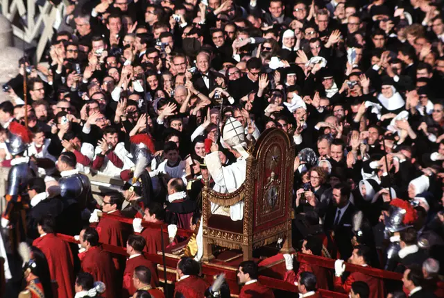 Papst Paul VI. wird zum Ende des II. Vatikanischen Konzils am 8. Dezember 1965 auf seiner Kathedra sitzend aus dem Petersdom getragen. Ist die Zeit reif für ein weiteres Konzil? Der Grazer Dogmatiker Bernhard Körner betont: „Es gibt in der Kirche keine höhere Autorität als die eines Konzils, das vom Papst approbiert ist.“ | Foto: KNA