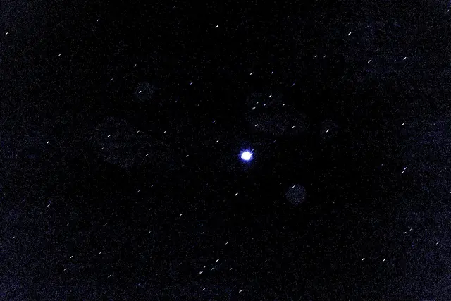 Der Sternenhimmel über Anger bei Weiz zeigt auch den Abendstern, der besonders hell erstrahlt (gr. Bild). Licht in der Finsternis: Sternenkind-Gedenken in der Friedensgrotte in St. Ruprecht an der Raab (kl. Bild). | Foto: Neuhold 
