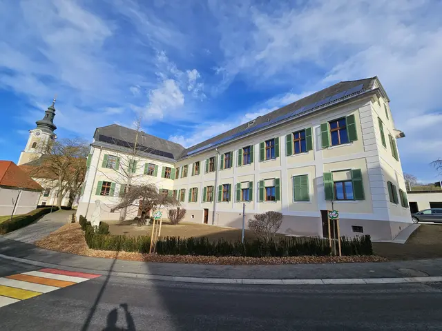 Die Katholische Kirche Steiermark setzt 2025 weiter verstärkt auf Sonnenenergie, um einen Großteil ihres Strombedarfs bald selbst zu decken – so wie hier mit einer Photovoltaik-Anlage am Pfarrhof von Gnas. Weitere derartige Projekte sind bereits in Planung oder schon umgesetzt. | Foto: KK