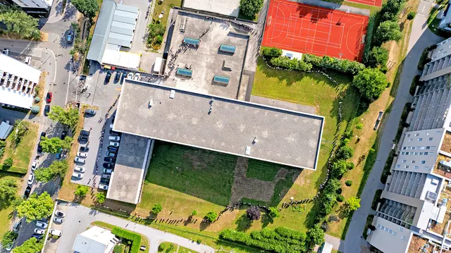 Ein Attentat auf das BORG Dreierschützengasse am 10. Juni 2025 forderte 10 Todesopfer und viele Verletzte. Eine Menschenkette um die Schule (Luftbild) macht Zusammenhalt sichtbar. | Foto: Neuhold