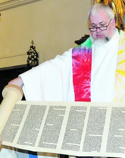 Im Judentum wird nach wie vor die Schriftrolle fürs Lesen der Bibel verwendet. Stadtpfarrer Norbert Filipitsch zeigt eine solche Schriftrolle. | Foto: Elisabeth Wertz