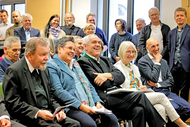 Ende November feierte das SONNTAGSBLATT sein 80-jähriges Bestehen. Zugleich wurden Redaktionsassistentin Elisabeth Wimmer (1. Reihe, 2. v. r.) und der langjährige Geschäftsführer Heinz Finster (3. v. r.) in die Pension verabschiedet.  | Foto: Neuhold