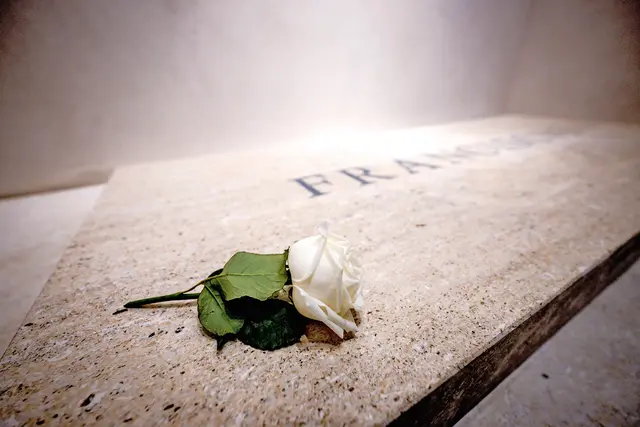 Am Ostermontag, 21. April, starb Papst Franziskus im Alter von 88 Jahren. Obwohl er einige Wochen wegen einer langwierigen, schweren Atemwegs-infektion im Spital behandelt wurde, kam sein Tod doch überraschend. | Foto: KNA