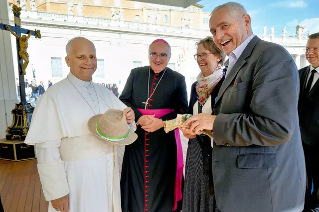 Auch einen neuen Papst brachte das Jahr 2025: Mit Robert Prevost wurde erstmals ein US-Amerikaner zum Oberhaupt der römischkatholischen Kirche gewählt. Ein kurzes Treffen mit Papst Leo XIV. (l.) ergab sich bei der Diözesanwallfahrt: (v. l.) Bischof Wilhelm Krautwaschl mit Ingrid Hohl und Geschäftsführer Heinz Finster vom SONNTAGSBLATT. | Foto: Vatican Media