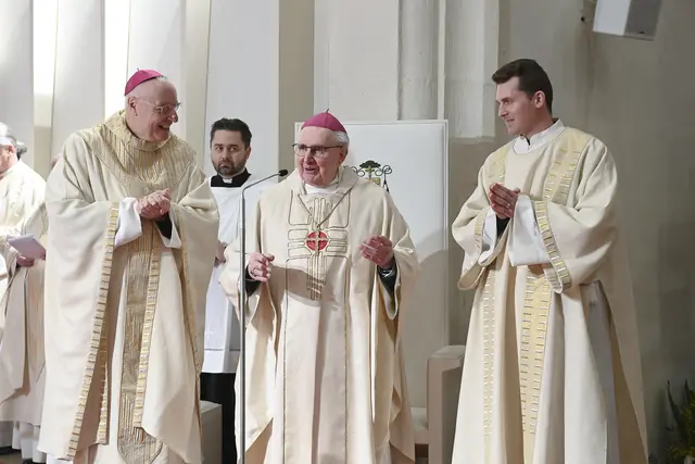 Bischof Ägidius, Altbischof Paul und rechts der damalige Diakon und nunmehrige Neupriester P. Bernhard Schwarz COp. 
 | Foto: Franz Josef Rupprecht
