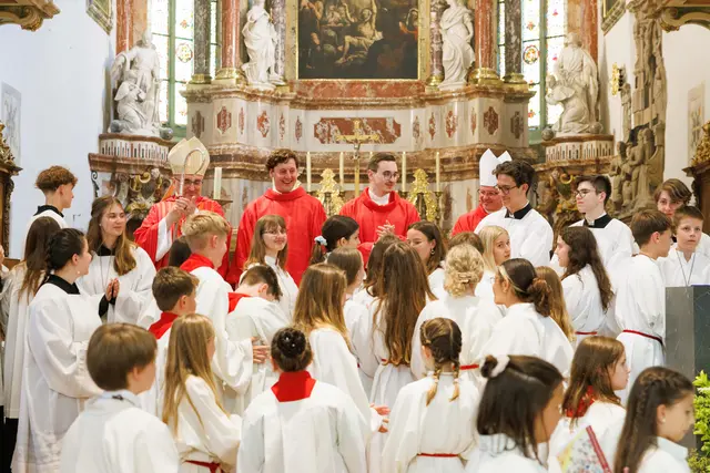 2025 brachte unserer Diözese auch zwei junge Neupriester: Am 29. Juni empfingen Lukas Weissensteiner (2. v. l.) aus der Pfarre Ratten und Thomas Lang (3. v. l.) aus der Pfarre Kaindorf bei Hartberg von Diözesanbischof 
Wilhelm Krautwaschl im Dom zu Graz die Priesterweihe.  | Foto: Neuhold