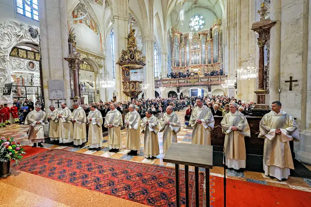 So viele wie noch nie! Zwölf verheiratete Männer aus allen Teilen der Steiermark wurden am 9. November 2025 zu Ständigen Diakonen geweiht. Ein Festtag für die ganze Diözese, betonte Diözesanbischof Wilhelm Krautwaschl. | Foto: Neuhold