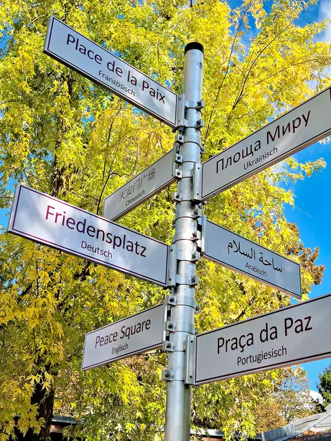 Friede – auch 2025 ein umkämpftes Gut. Während Mächtige Friedensverhandlungen abhalten, sterben Menschen an Kriegsschauplätzen auf der ganzen Welt. Als Hoffnungszeichen hat die Pfarre Graz-Ragnitz den Kirchplatz zum Friedensplatz erklärt. | Foto: J. Raml-Schiller