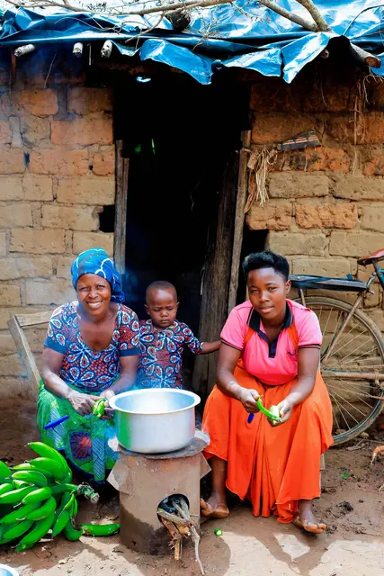 Einfach, aber mehrfach wirksam: die selbstgebauten Energiespar-öfen in Tansania. Auch Agnes und Frola verwenden zum Kochen einen solchen Herd, der wenig Feuerholz verbraucht. So wird nicht nur der Wald vor Abholzung geschützt, sondern auch Menschen: Frauen und Mädchen müssen weniger oft auf Feuerholzssuche gehen und sind seltener Übergriffen ausgesetzt. | Foto: HLDD/DKA