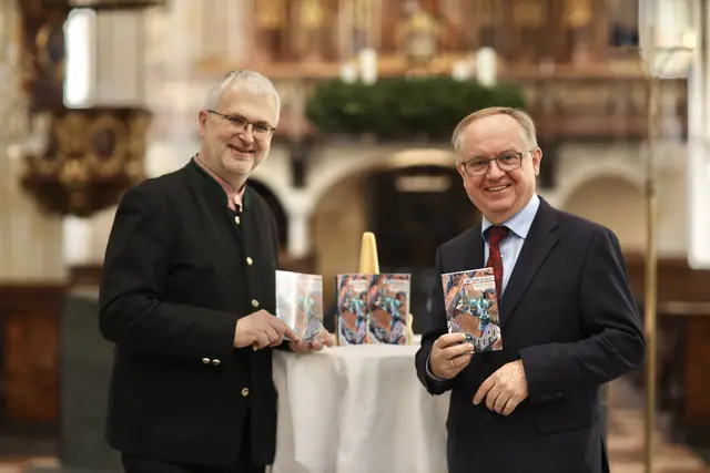Heimo Kaindl und Christian Brunnthaler (v. l.) sind die Autoren des neuen Kirchenführers vom Grazer Dom. | Foto: Federova