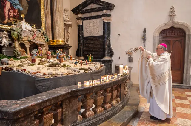 Mit Weihrauch ehrte Diözesanbischof Wilhelm Krautwaschl am Christtag im Grazer Dom das Kind in der Krippe. In der Predigt betonte er, wie sehr die Weihnachtsbotschaft gebraucht werde. Sie sei Einladung „ernst zu machen damit, dass Gott einer ist für alle, weil er als Mensch zu allen gekommen ist“. | Foto: C. Brunnthaler