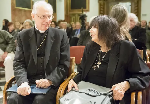 Bischof Kapellaris Affinität zur Kunst, insbesondere jener, die sich in Wort und Bild kundtut, zeigt sich bei vielen Gelegenheiten – etwa bei einer Ehrung für die Schriftstellerin Friederike Mayröcker im Grazer Minoritensaal 2014 – und in freundschaftlichen Beziehungen. | Foto: Neuhold