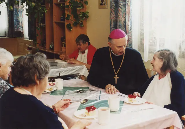 Bei mehreren Besuchen in der Lebenswelt Kainbach der Barmherzigen Brüder suchte Bischof Kapellari die Nähe zu Menschen mit Beeinträchtigungen.  | Foto: BB Kainbach