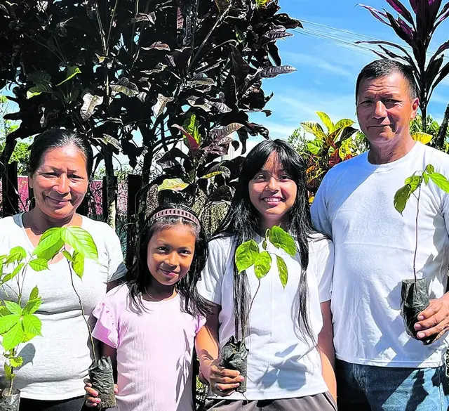 Gemeinsam mit FEPP (Fondo Ecuatoriano Populorum Progressio) plant Jugend Eine Welt in Ecuador Regenwald aufzuforsten. Das Projekt ist durch Budgetkürzungen gefährdet.  | Foto: Jugend Eine Welt