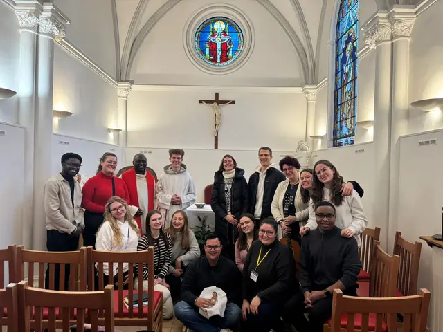 Behütet und getragen: In einer Kapelle der Comboni-Missionare in Paris feierten die Grazer Schwestern Anna (2. Reihe, r. außen) und Giulia Gasparella (2. Reihe, 2. v. r.) mit Pater Moses Otii (2. Reihe, 3. v. l.) und Jugendlichen aus Polen gemeinsam zum Jahreswechsel Gottesdienst. Am Taizé-Weltjugendtreffen in Paris erlebten 15.000 Christinnen und Christen Gemeinschaft über Konfessionen. | Foto: privat