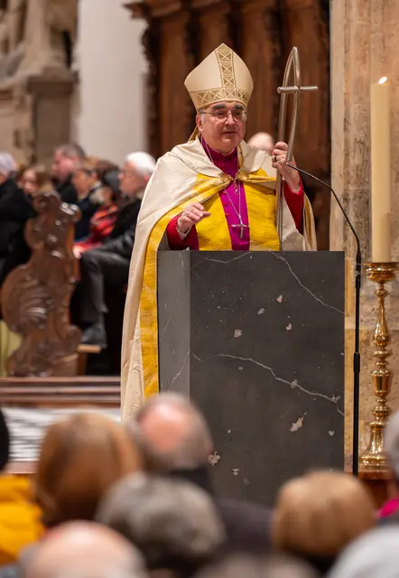  Bischof Wilhelm Krautwaschl motivierte bei der Vesper zum Jahresschluss im Grazer Dom (r.) dazu, „diese Hoffnung, die uns trägt, in unsere Welt hineinzutragen“. | Foto: Brunnthaler