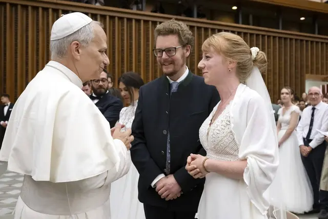 Christina Dietl-Stade und ihr Gatte David beim kurzen Gespräch mit Papst Leo.  | Foto: Vatican Media