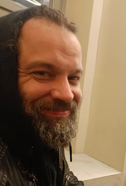 Matthias Nezmahen ist Sozialarbeiter in der Bahnhofsmission und in einem kleinen Tageszentrum in der Innenstadt von Graz.   | Foto: privat