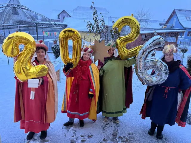 Renate, Kathrin, Barbara und Christine brachten als Sternsingerinnen im verschneiten Leibnitz Freude und Segen für das neue Jahr in die Häuser und Familien und setzten mit vielen königlichen KollegInnen ein Zeichen für gelebte Nächstenliebe. | Foto: Veronika Kicker