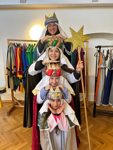 Kunstvolle Gewänder und akrobatische Übungen – so schön anzusehen waren die Heiligen Drei Könige in den Pfarren Arzberg und Passail. | Foto: Michaela Kreiner