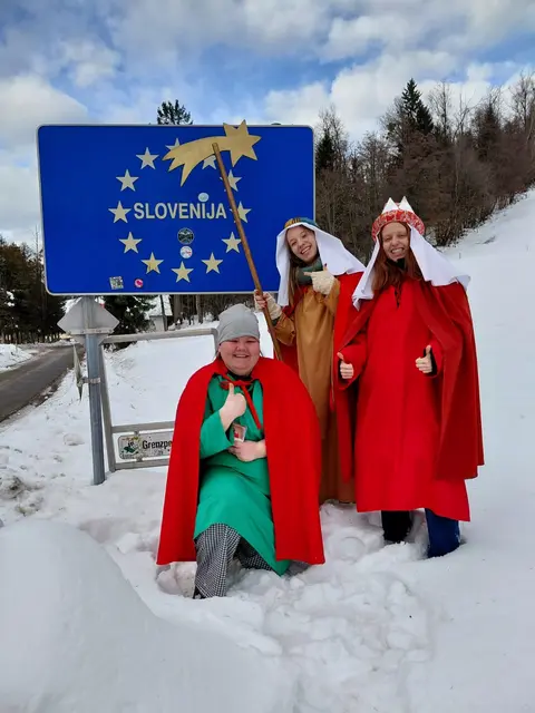 In Leutschach in der Südsteiermark führte der Weg die SternsingerInnen an die Grenze zwischen Steiermark und Slowenien.  | Foto: Lena Pichler
