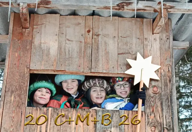 In Eibiswald (links) verschafften sich die Heiligen Drei Könige per Hochsitz einen guten Überblick über ihren weiteren Weg. | Foto: Pfarre