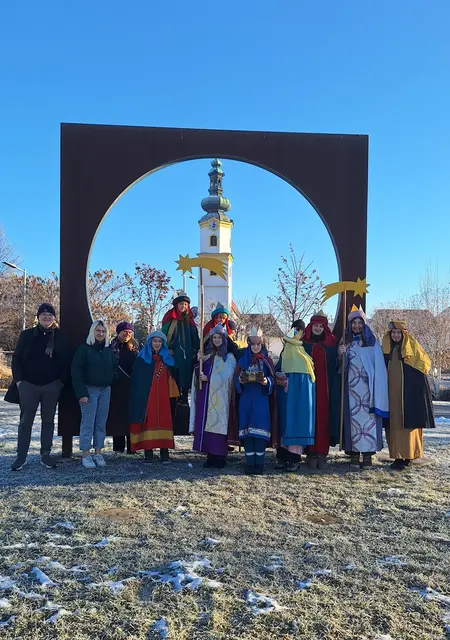 Vor dem Start noch ein Sternsingergruppen-Gruppenfoto in passendem Rahmen in der Pfarre Feldkirchen bei Graz. | Foto: Pfarre