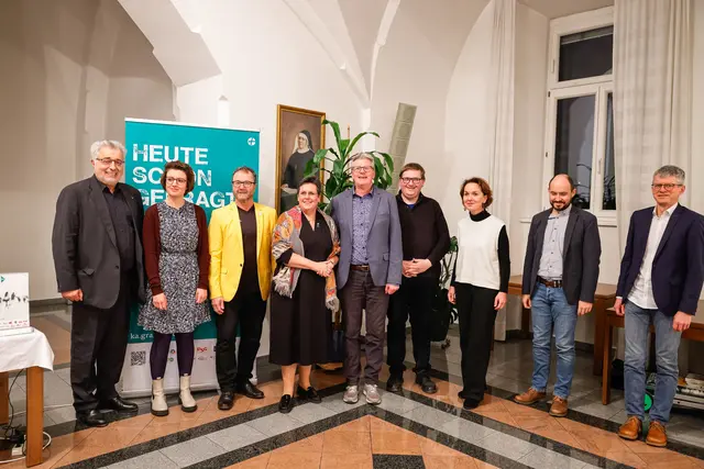 KA-Präsident Andreas Gjecaj (l.) und KA-Generalsekretärin Anna Hollwöger (4. v. l.) mit Geehrten (v. l.): Maria Riegelnegg, Georg Plank, Karl Flasser, Werner De Cecco und Andrea Hopper - sowie den Kabarettisten Josef Promitzer und Alfred Jokesch. | Foto: Neuhold