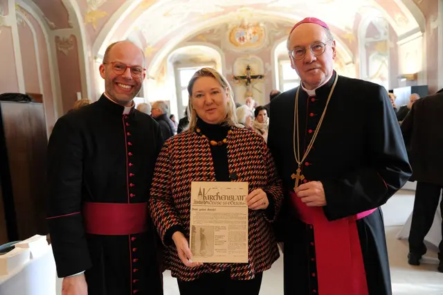 80-Jahr-Jubiläum von ,,Kirche bunt": Darüber freuten sich Generalvikar Christoph Weiss, auch Herausgeber von Kirche bunt, Chefredakteurin Sonja Planitzer und Bischof Alois Schwarz | Foto: Wolfgang Zarl