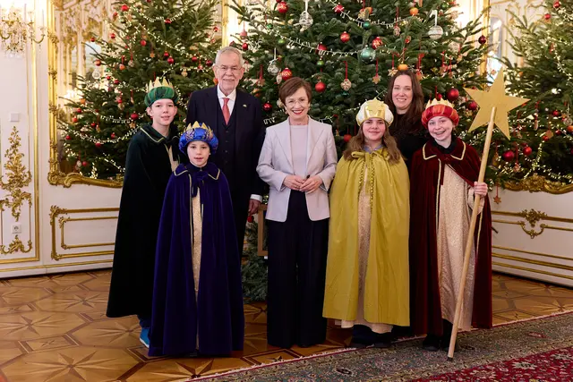 In der Hofburg empfingen Bundespräsident Alexander Van der Bellen und seine Frau Doris Schmidauer wieder Heilige Drei Könige aus ganz Österreich. Aus der Steiermark waren (v. l.) Jonas, Johannes, Lorena und Anna-Lena aus der Pfarre St. Oswald bei Plankenwarth in Wien. | Foto: Ludwig Schedl