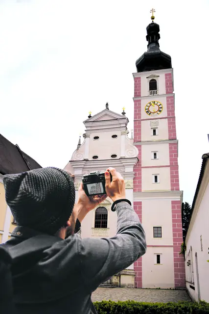 Fotograf in Action vor Stift Geras | Foto: alexshutter95/adobe und Patricia Harant (Collage von Alex König)
