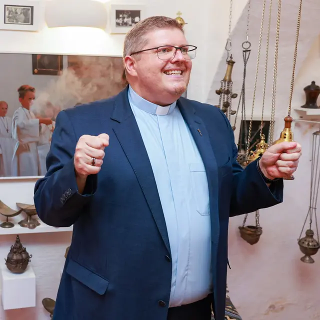 „Weihrauchpfarrer“ Mario Brandstätter bietet Naturharze, Salböle, Räuchergefäße und vieles mehr an. Näheres: weltderduefte.net  | Foto: privat