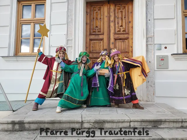 In der Pfarre Pürgg im Seelsorgeraum Mittleres Ennstal/Paltental – hier in Pürgg-Trautenfels – war die Begeisterung, für die gute Sache unterwegs zu sein, auch bei den jungen SternsingerInnen ungebrochen. | Foto:  Irene Lorbeck 