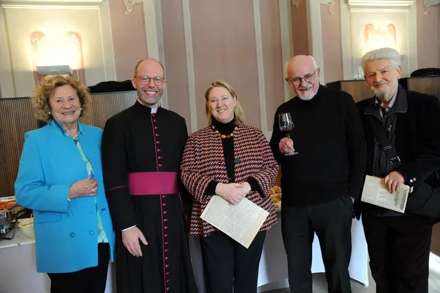 Christine Sodar, Generalvikar Christoph Weiss, Kirche bunt-Chefredakteurin Sonja Planitzer, Prälat Eduard Gruber, früherer Generalvikar und Herausgeber von Kirche bunt, Josef Sodar (v. l.) | Foto: Wolfgang Zarl